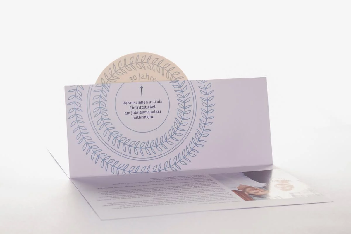 1_druckdesign_Tanner_Pop-Up-Hülle_für_Gutschein_Bahnhof_Apotheke_Drogerie_Langnau_004