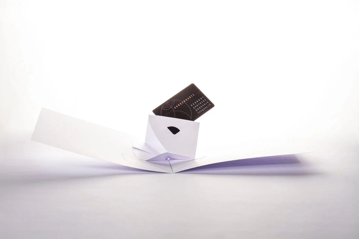 druckdesign_Tanner_Pop-Up-Hülle_für_Gutschein_Bahnhof_Apotheke_Drogerie_Langnau_011