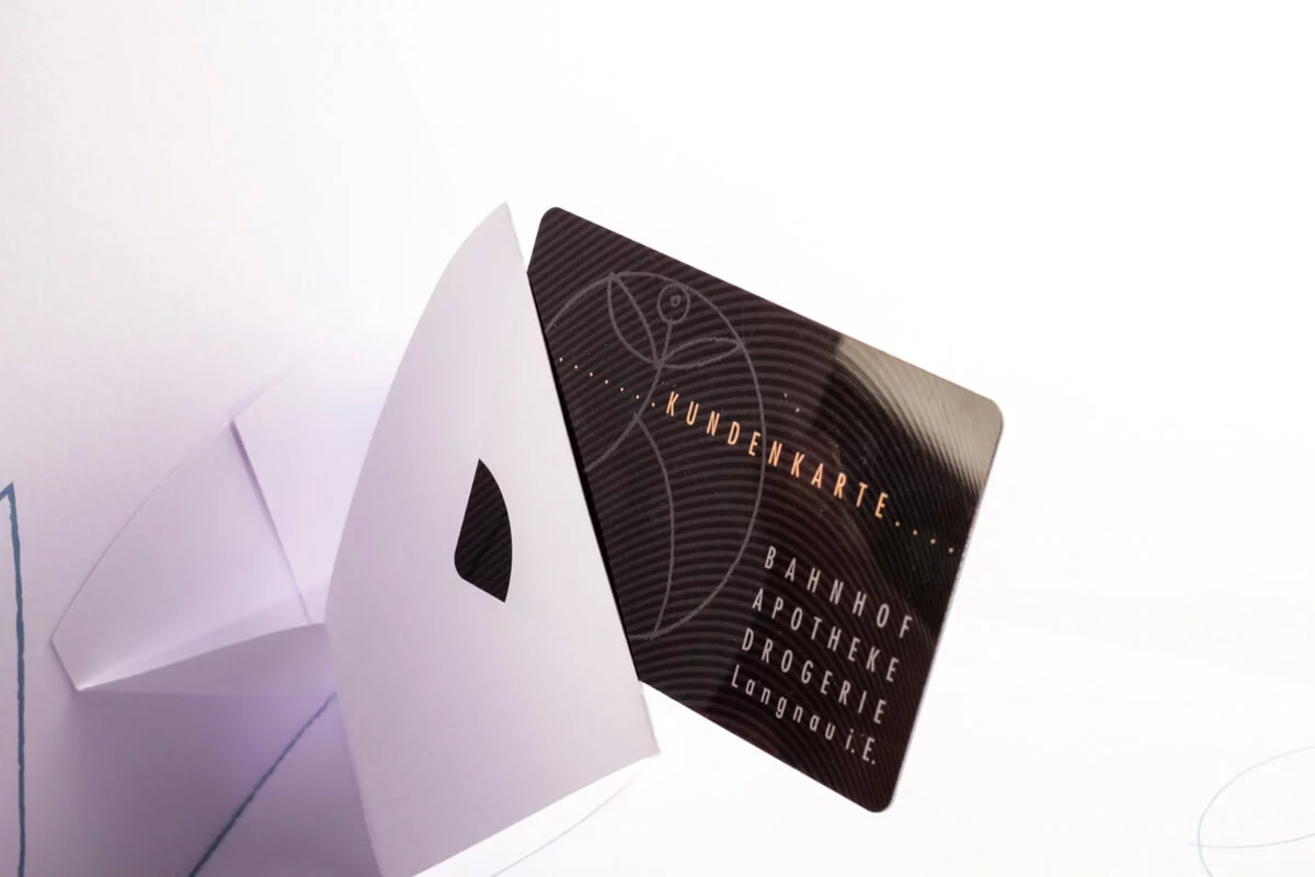 druckdesign_Tanner_Pop-Up-Hülle_für_Gutschein_Bahnhof_Apotheke_Drogerie_Langnau_012