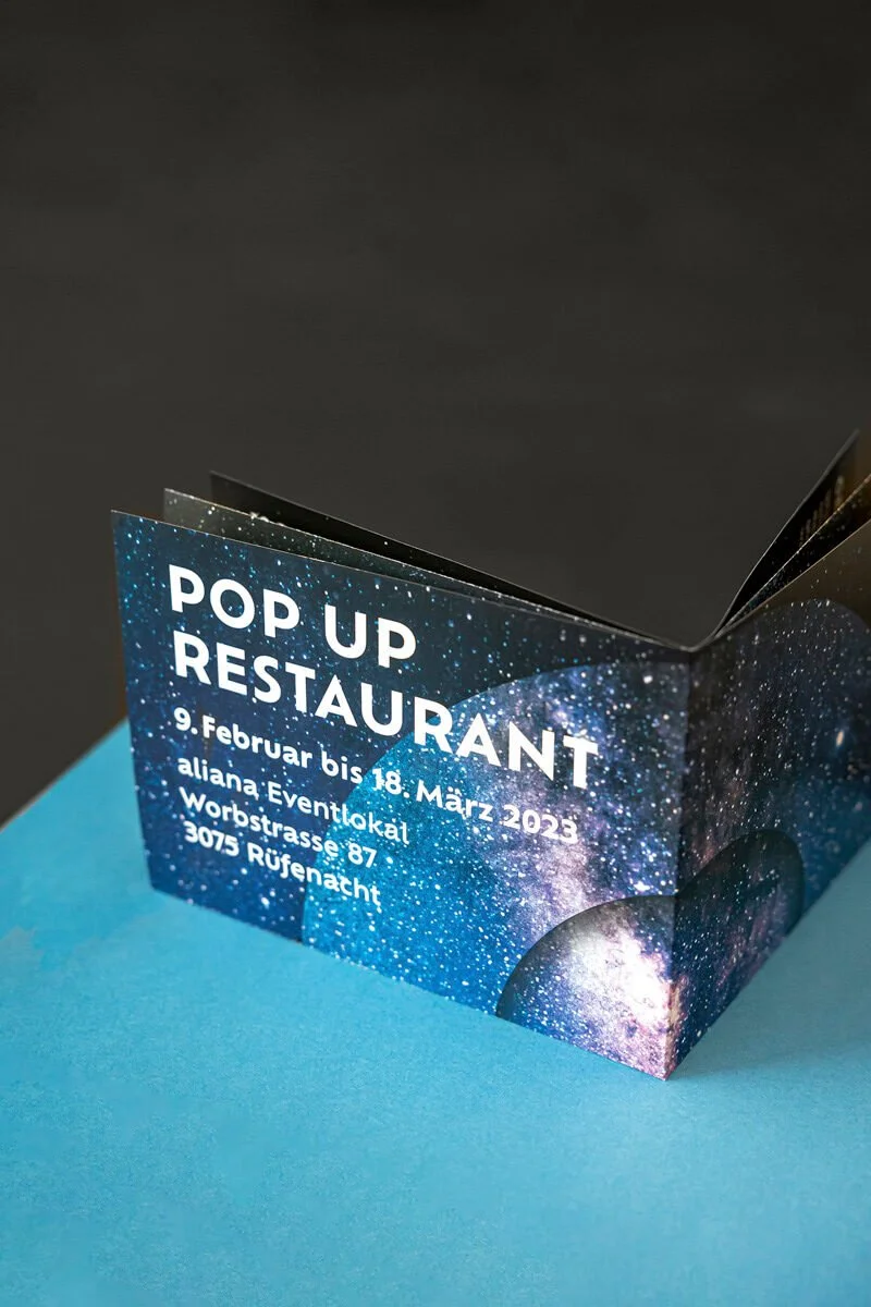 druckdesign_Tanner_2023_Falzplakat_Karten_Roh-und-Nobel_Pop-Up-Restaurant_A_Sky_Full_of_Stars_008