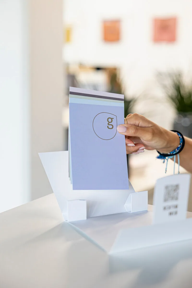 Pop-Up-Gutscheinhülle mit farbigen Gutscheinen