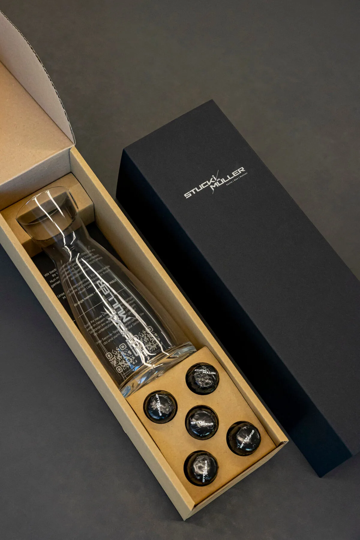 massgeschneiderte Verpackung für die Karaffe und die 5 Schokoküsse
